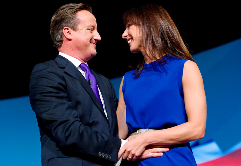 El primer ministro británico David Cameron besa a su esposa en el último día de la conferencia del Partido Conservador 