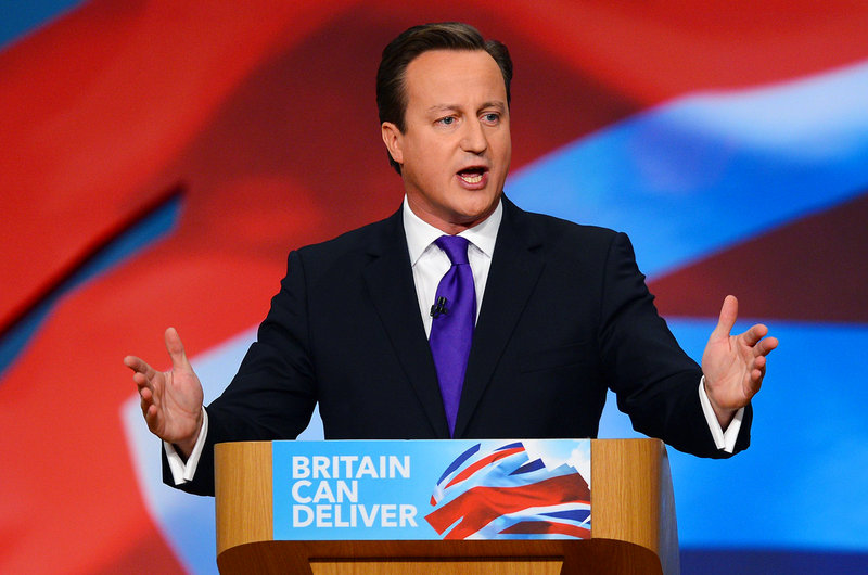 El primer ministro británico David Cameron besa a su esposa en el último día de la conferencia del Partido Conservador 