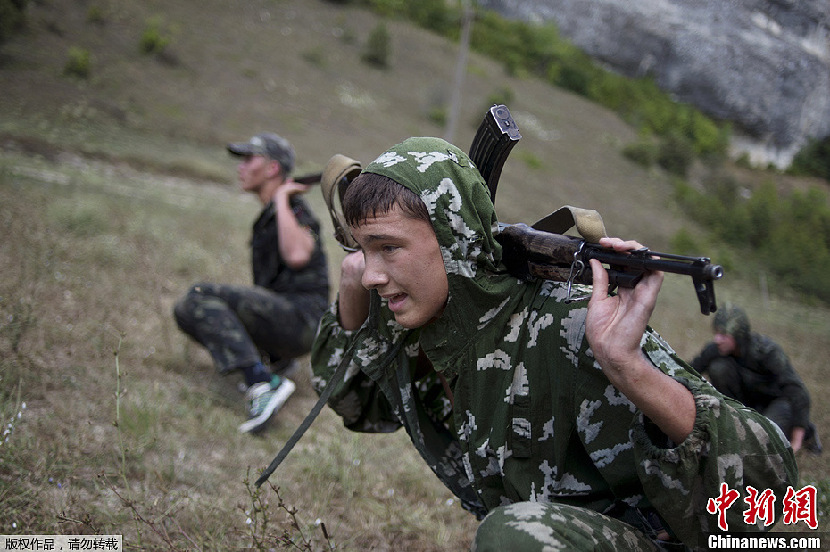 El campamento de entrenamiento militar de los jóvenes ucranianos 