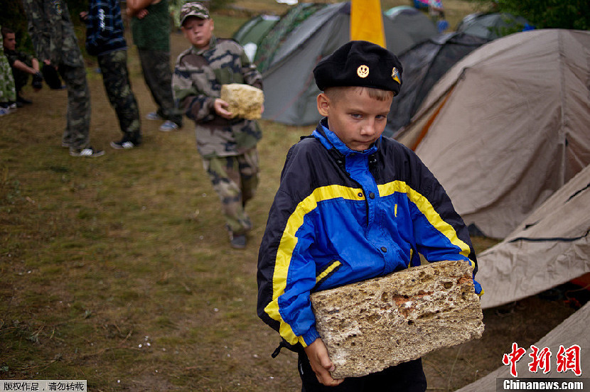 El campamento de entrenamiento militar de los jóvenes ucranianos 