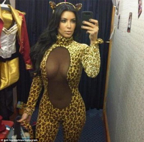 Kim Kardashian ,su sexy traje ,Halloween