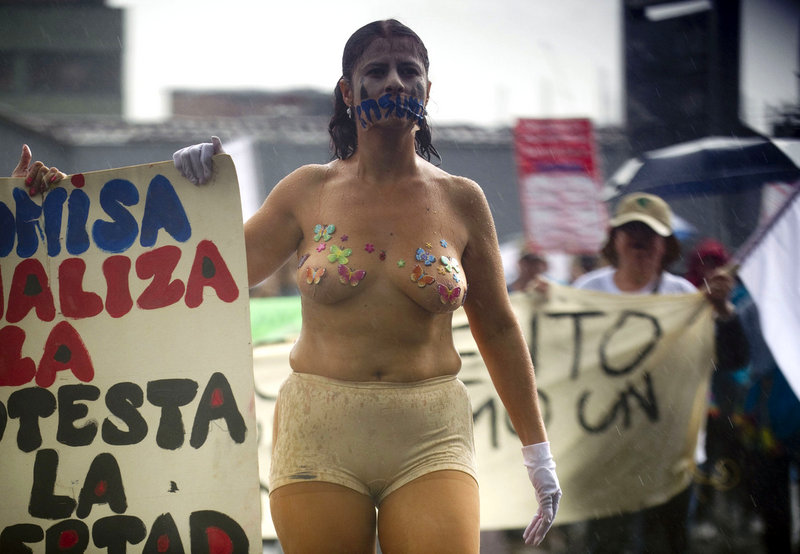 Manifestantes colombianos protestan desnudos contra las políticas del gobierno