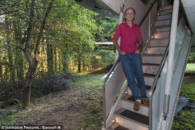 Bruce A. Campbell vive en un Boeing 727-200