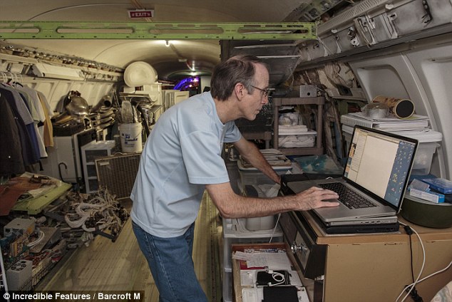 Bruce A. Campbell vive en un Boeing 727-200