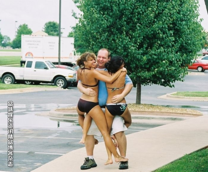 Chicas guapas lavan el auto en bikini