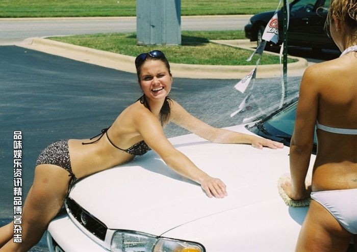 Chicas guapas lavan el auto en bikini