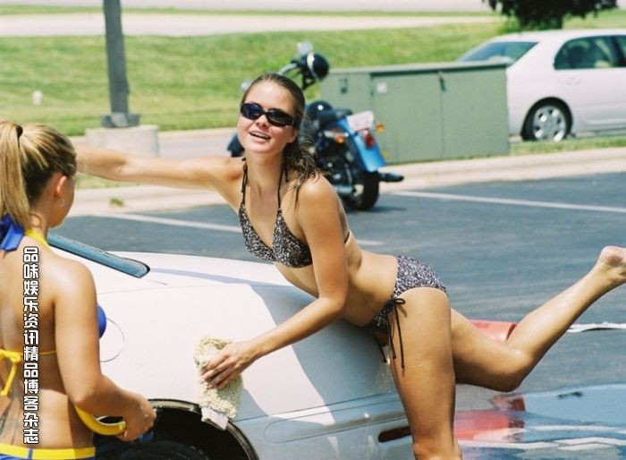 Chicas guapas lavan el auto en bikini
