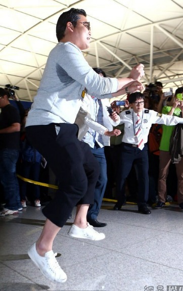 PSY, cantante surcoreano de rap, baila ‘Gangnam Style’en el aeropuerto de Australia 