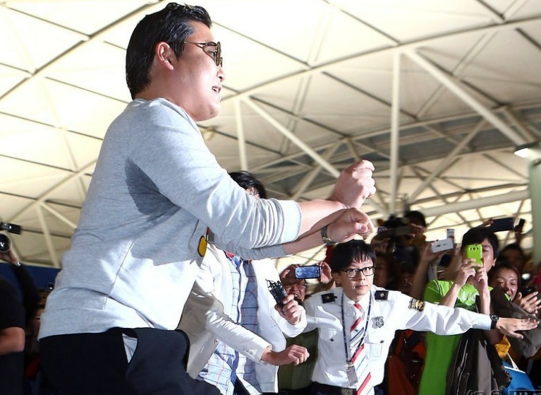 PSY, cantante surcoreano de rap, baila ‘Gangnam Style’en el aeropuerto de Australia 