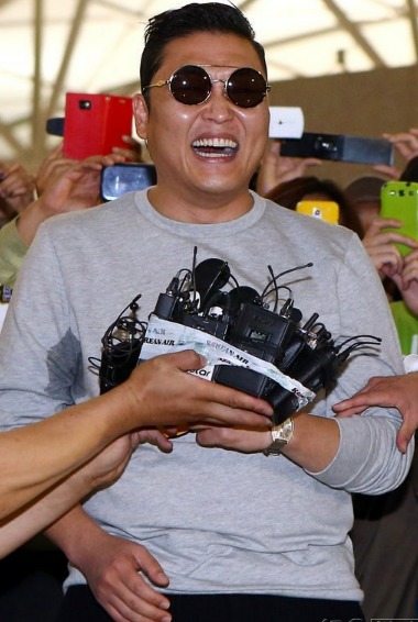 PSY, cantante surcoreano de rap, baila ‘Gangnam Style’en el aeropuerto de Australia 