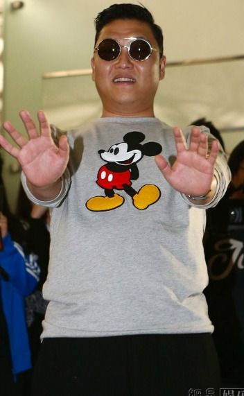 PSY, cantante surcoreano de rap, baila ‘Gangnam Style’en el aeropuerto de Australia 