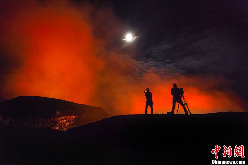 Lago de lava del volcán Marum – la entrada del infierno