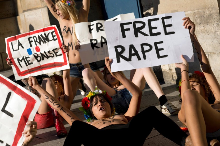 Las activistas de FEMEN asaltan desnudas el Ministerio de Justicia de Francia