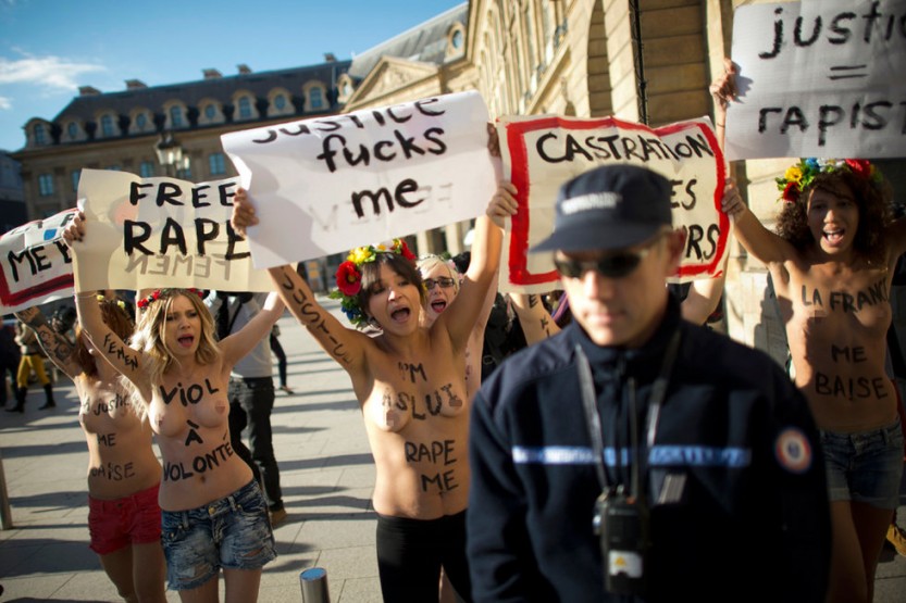 Las activistas de FEMEN asaltan desnudas el Ministerio de Justicia de Francia