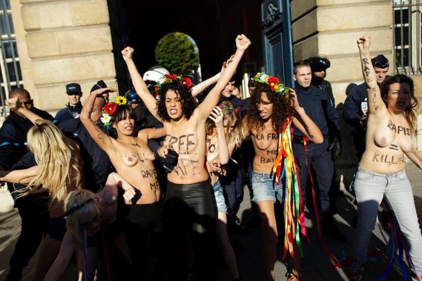 Las activistas de FEMEN asaltan desnudas el Ministerio de Justicia de Francia