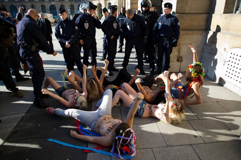 Las activistas de FEMEN asaltan desnudas el Ministerio de Justicia de Francia