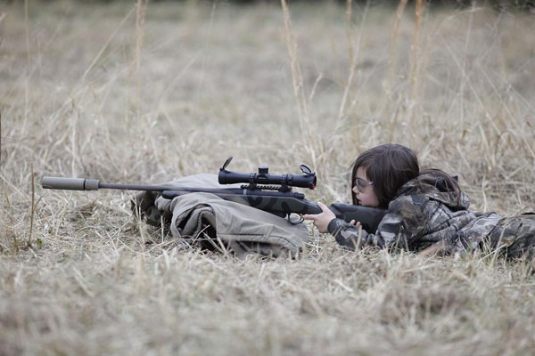 Niña de 5 años con el fusil de francotirador de Remington 700 está popular por internet