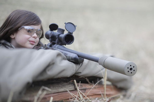 Niña de 5 años con el fusil de francotirador de Remington 700 está popular por internet