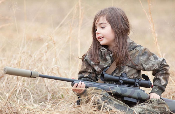 Niña de 5 años con el fusil de francotirador de Remington 700 está popular por internet