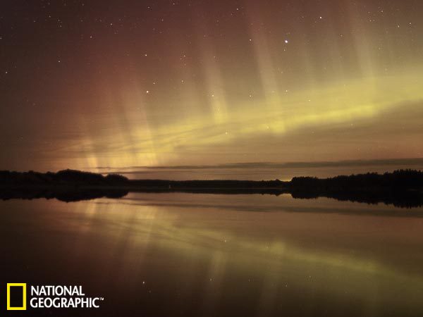 Captan espectacular aurora boreal sobre Crater Lake en Oregón1