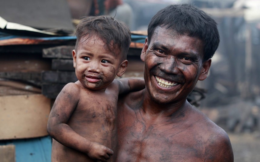 El barrio bajo de Filipinas bajo el humo