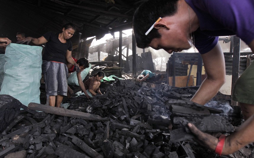 El barrio bajo de Filipinas bajo el humo