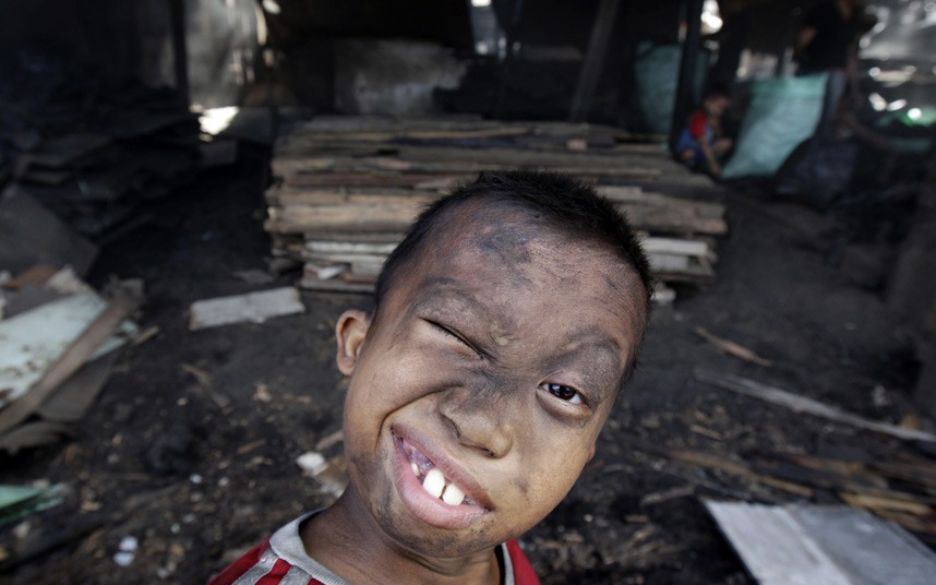 El barrio bajo de Filipinas bajo el humo