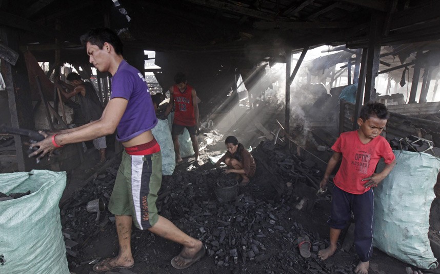 El barrio bajo de Filipinas bajo el humo