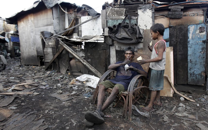 El barrio bajo de Filipinas bajo el humo