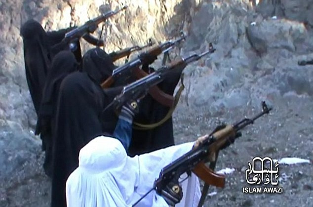 Revela el video de las mujeres terroristas que reciben el entrenamiento de disparo