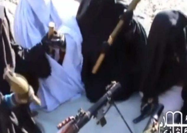 Revela el video de las mujeres terroristas que reciben el entrenamiento de disparo