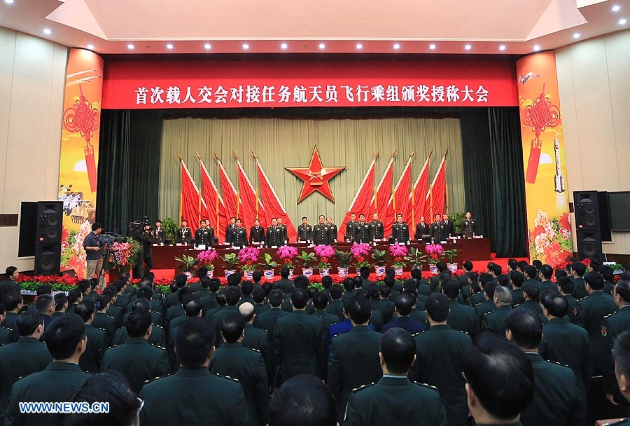China galardona a tripulación de nave espacial Shenzhou 9 1