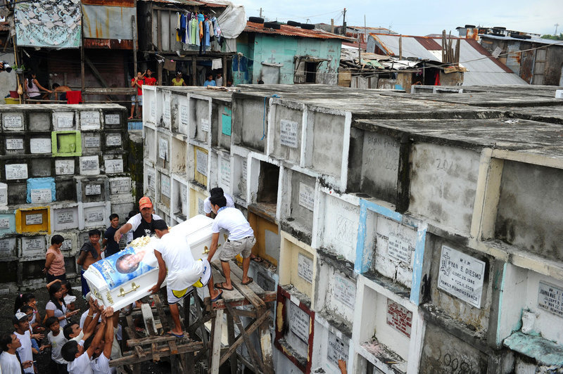 La gente del barrio bajo en Filipinas vive con los muertos