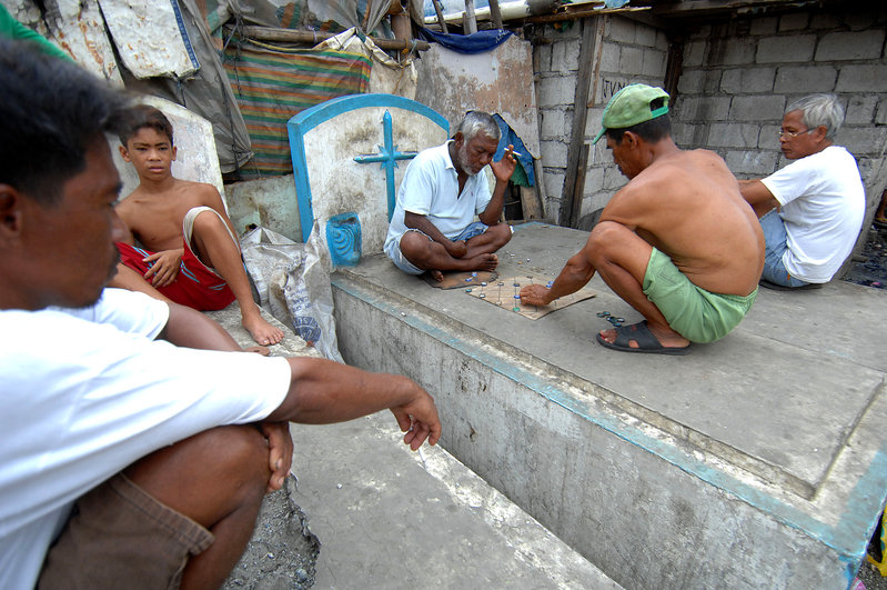 La gente del barrio bajo en Filipinas vive con los muertos