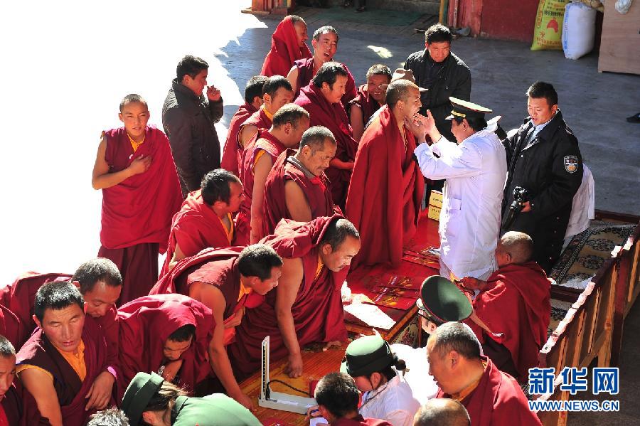 Li Suzhi lleva 29 años ofreciendo la asistencia médica gratuita para los tibetanos 4