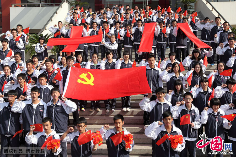 Los jóvenes chinos reciben el XVIII Congreso Nacional del PCCh 1