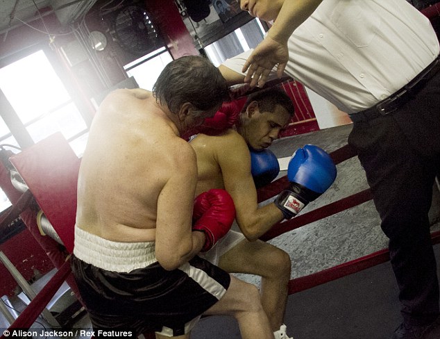 Juegan boxeo Obama y Romney