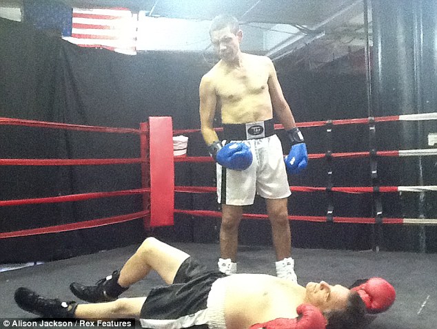 Juegan boxeo Obama y Romney