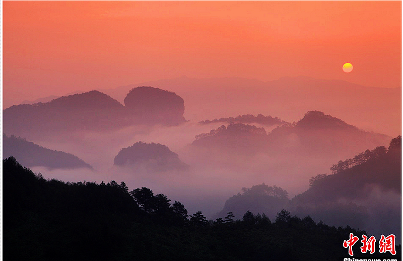 El paisaje increíble de la famosa montaña Wuyi rodeadoa por los nubes