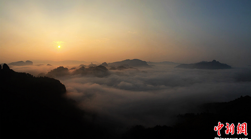 El paisaje increíble de la famosa montaña Wuyi rodeadoa por los nubes