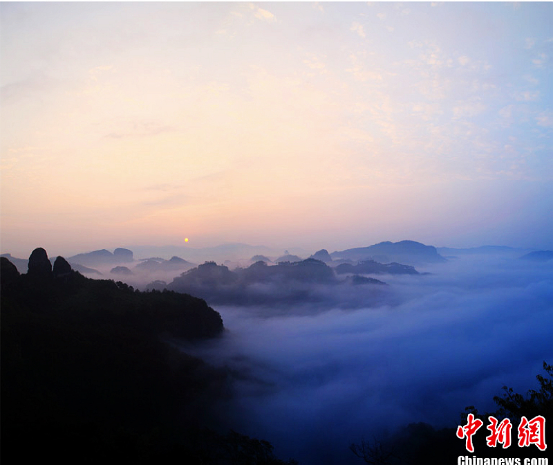 El paisaje increíble de la famosa montaña Wuyi rodeadoa por los nubes