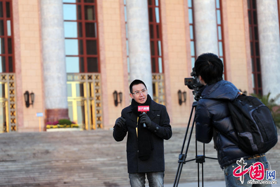 Trabajadores de la capital y periodistas de diversos país en espera de la inauguración del Congreso Nacional del PCCh 2