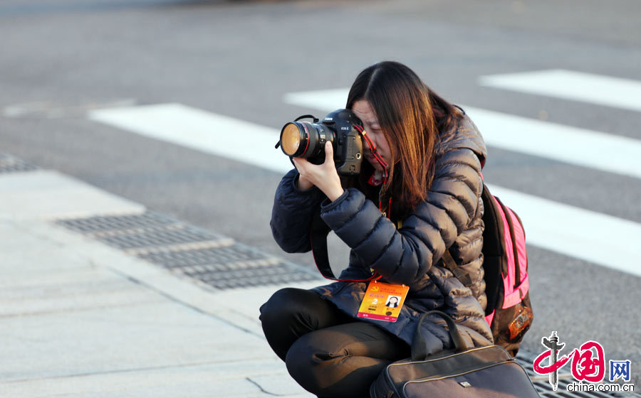 Trabajadores de la capital y periodistas de diversos país en espera de la inauguración del Congreso Nacional del PCCh 9