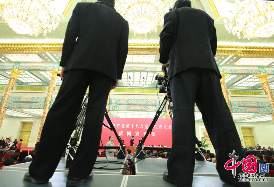 El día de reporteros chinos: reportaje en primera línea del XVIII Congreso Nacional del PCCh 14