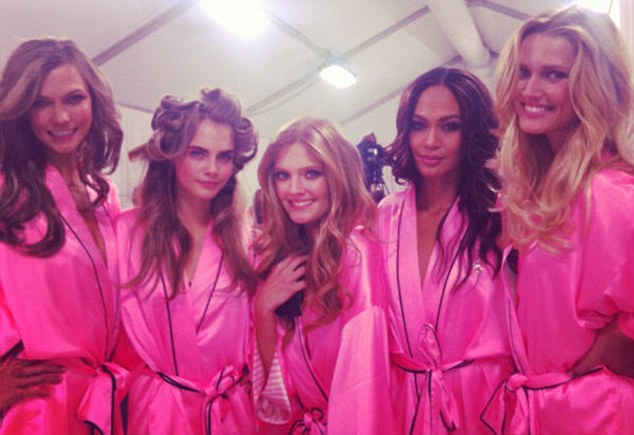 Las fotografías secretas detrás de la escena de Victoria's Secret