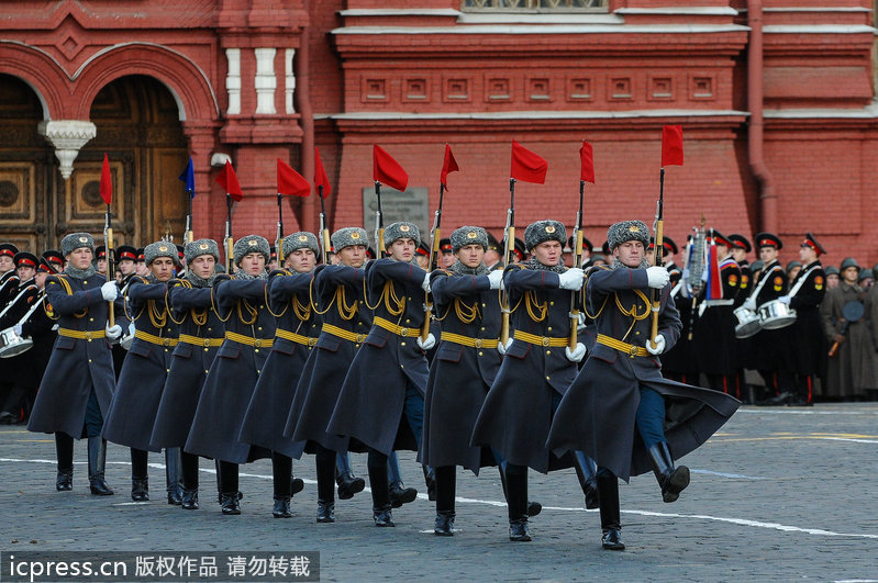 Conmemoran la Revolución de Octubre y desfile de 1941 en Moscú, Rusia