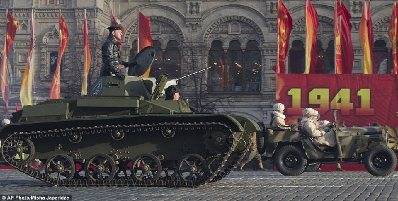 Conmemoran la Revolución de Octubre y desfile de 1941 en Moscú, Rusia