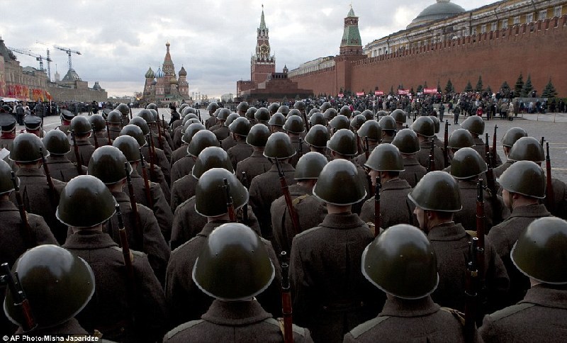 Conmemoran la Revolución de Octubre y desfile de 1941 en Moscú, Rusia