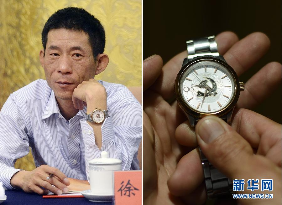 El delegado Xu Wenhua participa en la discusión en grupos con su reloj que destaca el emblema del PCCh