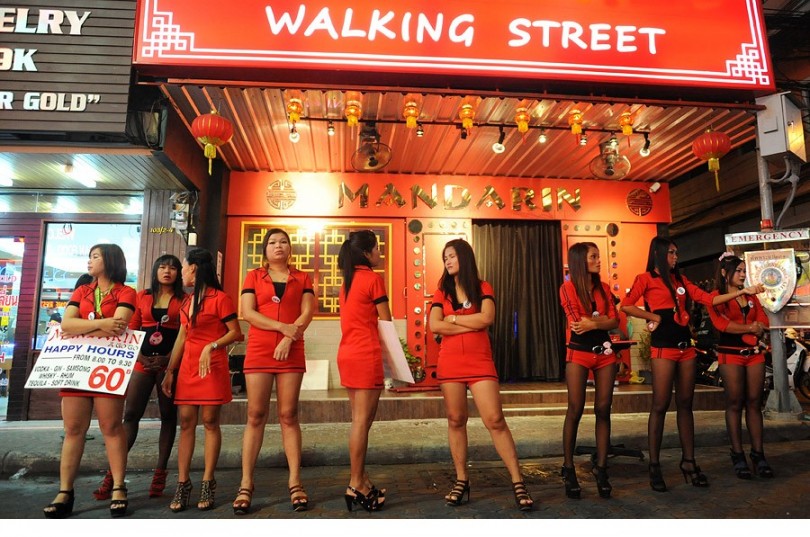 La calle central de Pattaya en Tailandia, llena de transexuales y locura